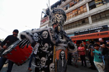 31 Ekim 2023 'te Mexico City' de Beyaz Kız olarak da bilinen Santa Muerte 'nin yüzlerce müridi, kuruluşunun 22. yıldönümünü kutlamak için Tepito' nun cesur mahallesinde Morelos kolonisindeki sunağı ziyaret etti.