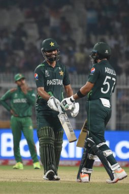 31 Ekim 2023, Kolkata, Hindistan: Pakistan 'dan Fakhar Zaman (L), takım arkadaşı Abdullah Şefik' in ICC Dünya Kriket Kupası maçında izlediği yarım yüzyıl (50 koşu) sonrasında kutluyor