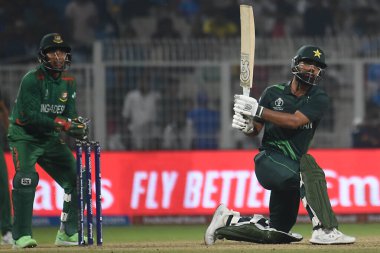 31 Ekim 2023, Kolkata, Hindistan: Pakistan ile Bangladeş arasında oynanan ICC Dünya Erkekler Kriket Kupası karşılaşmasında Pakistan 'dan Fakhar Zaman' a isabet etti.