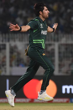 31 Ekim 2023, Kolkata, Hindistan: Pakistan ve Bangladeş arasında oynanan ICC Dünya Kriket Kupası karşılaşmasında Pakistanlı Mohammad Wasim Bangladeş kalesini kutluyor.