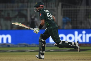 31 Ekim 2023, Kolkata, Hindistan: Pakistan 'ın Eden Gardens Stadyumu' nda oynanan ICC Dünya Kriket Kupası karşılaşmasında Pakistan 'ın kaptanı Babar Azam kalelerin arasında koşuyor.