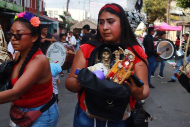 31 Ekim 2023 'te Mexico City' de Beyaz Kız olarak da bilinen Santa Muerte 'nin yüzlerce müridi, kuruluşunun 22. yıldönümünü kutlamak için Tepito' nun cesur mahallesinde Morelos kolonisindeki sunağı ziyaret etti.