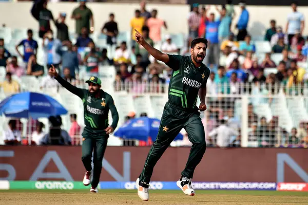 31 Ekim 2023, Kolkata, Hindistan: Pakistanlı Haris Rauf, Pakistan ile Bangladeş arasında oynanan ICC Dünya Kriket Kupası karşılaşmasında Bangladeş 'in kalesini kutladı.