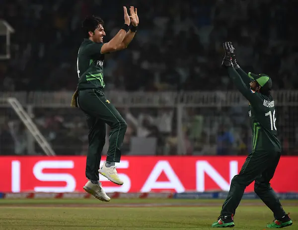 31 Ekim 2023, Kolkata, Hindistan: Pakistan ve Bangladeş arasında oynanan ICC Dünya Kriket Kupası karşılaşmasında Pakistanlı Mohammad Wasim Bangladeş kalesini kutluyor.