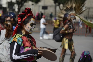 1 Kasım 2023, Mexico City, Mexico: Mega Monumental Sunum sırasında Catrina gibi bir kadın Mexico City Zocalo 'da görüldü.