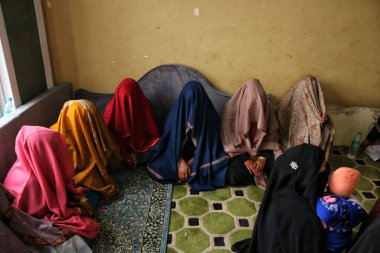 01 Kasım 2023, Srinagar Kashmir, Hindistan: Peçeli gelinler, Srinagar 'da düzenlenen toplu evlilik törenine katılmak için yerde oturuyorlar