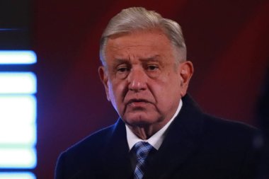 1 Kasım 2023, Mexico City, Meksika: Meksika Başkanı Andres Manuel Lopez Obrador, Ulusal Saray 'da gazetecilerin önünde günlük brifing sırasında konuşuyor