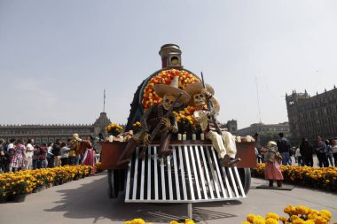 1 Kasım 2023, Mexico City, Meksika: Ölüler Günü için Anıtsal Teklif ölüm yüzüncü yılında General Francisco Villa 'ya ve Plaza del Zocalo' ya yerleştirilen oymacı ve karikatürist Jose Guadalupe Posada 'ya ithaf edilmiştir. 