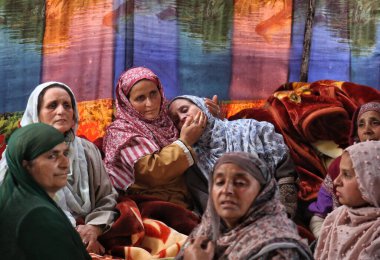 Srinagar Kashmir, Hindistan: Akrabalar ve komşular, Srinagar 'ın kuzeyindeki Wailoo Tangmarg' daki evinde öldürülen Hintli polis Ghulam Mohammad Dar için ayine katıldı.