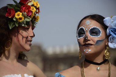 1 Kasım 2023, Mexico City: Dia de Muertos kutlamaları için giyinmiş bir kız Mexico City Zocalo 'da Ölüm Günü' nün Mega Anıtı 'na katılıyor.