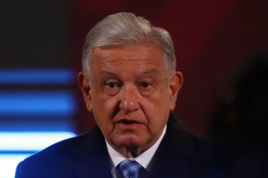1 Kasım 2023, Mexico City, Meksika: Meksika Başkanı Andres Manuel Lopez Obrador, Ulusal Saray 'da gazetecilerin önünde günlük brifing sırasında konuşuyor