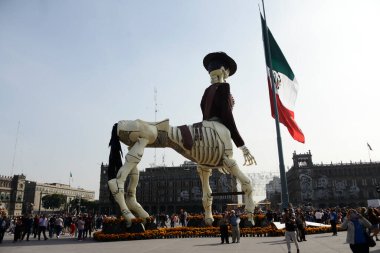 1 Kasım 2023, Mexico City, Mexico City: Mexico City Zocalo 'da Ölüm Günü' nün Mega Anıtı 'nın bir parçası olan mukavvadan yapılmış muazzam bir kafatasının genel görünümü