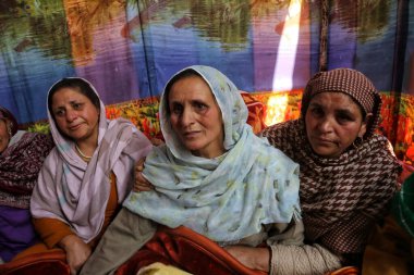 Srinagar Kashmir, Hindistan: Akrabalar ve komşular, Srinagar 'ın kuzeyindeki Wailoo Tangmarg' daki evinde öldürülen Hintli polis Ghulam Mohammad Dar için ayine katıldı.