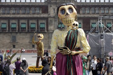 1 Kasım 2023, Mexico City, Meksika: Ölüler Günü için Anıtsal Teklif ölüm yüzüncü yılında General Francisco Villa 'ya ve Plaza del Zocalo' ya yerleştirilen oymacı ve karikatürist Jose Guadalupe Posada 'ya ithaf edilmiştir. 