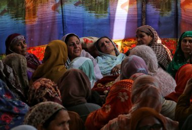 Srinagar Kashmir, Hindistan: Akrabalar ve komşular, Srinagar 'ın kuzeyindeki Wailoo Tangmarg' daki evinde öldürülen Hintli polis Ghulam Mohammad Dar için ayine katıldı.