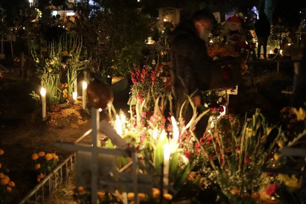 Ноября 2023 Года Мехико Мексика Семьи Украшают Могилы Своих Близких — стоковое фото