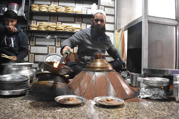 Novembre 2023 Srinagar India Uomo Del Kashmir Cucina Harisa Piatto — Foto Stock