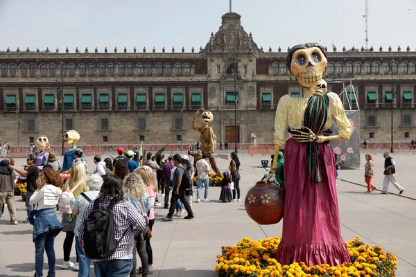 2023年11月1日 メキシコのメキシコシティ 彼の死100周年を記念してフランシスコ ヴィラ将軍に捧げられた死者の祭りの記念碑と プラザ ゾカロに設置された彫刻家ホセ グアダルーペ ポサダ — ストック写真