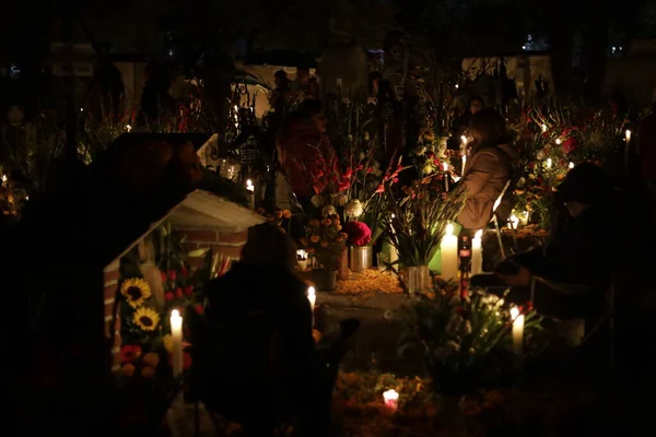 2023年11月2日 墨西哥城 在Xochimilco市长办公室的Pantheon San Gregorio Atlapulco举行的 死亡节 一些家庭装饰了他们所爱的人 孩子的坟墓 并为成年人的坟墓守夜 — 图库照片