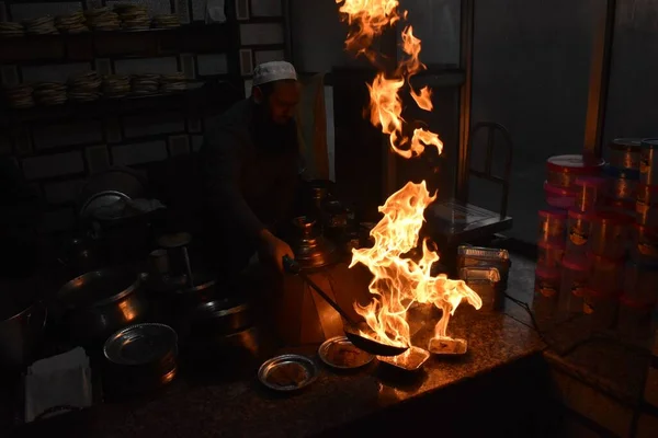 November 2023 Srinagar India Kashmiri Man Kookt Harisa Een Wintergerecht — Stockfoto