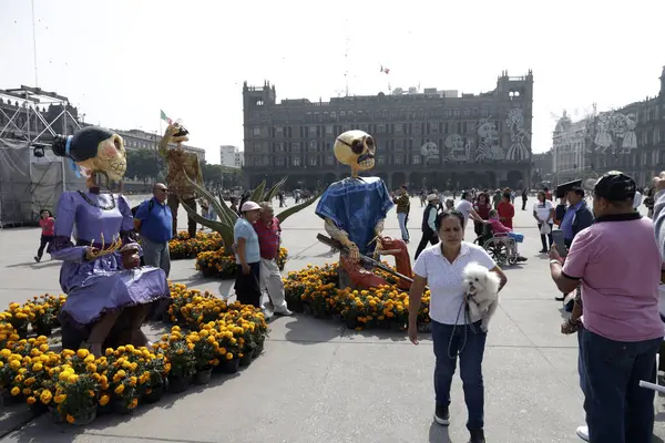 2023年11月1日 メキシコのメキシコシティ 彼の死100周年を記念してフランシスコ ヴィラ将軍に捧げられた死者の祭りの記念碑と プラザ ゾカロに設置された彫刻家ホセ グアダルーペ ポサダ — ストック写真