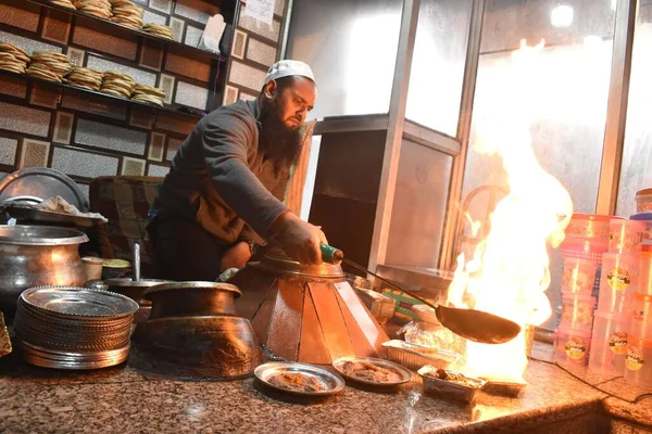 November 2023 Srinagar India Kashmiri Man Cooks Harisa Winter Dish — Stock Photo, Image