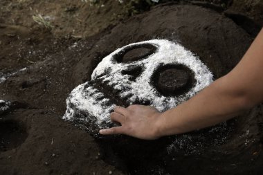 2 Kasım 2023, Mexico City, Mexico: Akrabalar, San Antonio Tecomitl Panteonu 'nda, Mexico City' deki Milpa Alta Belediye Başkanı 'nın ofisinde, Ölüler Günü sırasında sevdiklerinin mezarlarını çamur heykellerle süslerler.