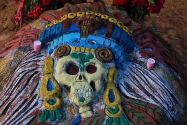 2 Kasım 2023 'te Mexico City, Meksika' da akrabalar San Antonio Tecmitl panteonuna katıldı ve toprak talaş, kireç ve çiçek gibi elementlerle toprak yonttular.