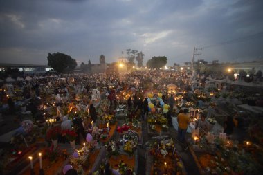 2 Kasım 2023, Mexico City, Meksika: Meksika 'nın en köklü geleneklerinden biri olan Ölüler Günü kutlamaları sırasında Mexico City' nin güneydoğusundaki San Andres Mixquic mezarlığının genel görünümü