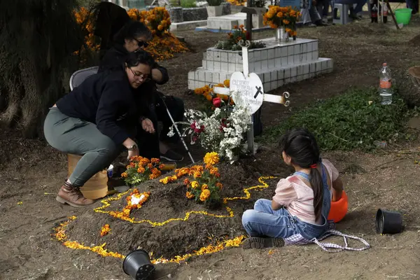 Novembre 2023 Mexico Mexique Des Parents Décorent Les Tombes Leurs — Photo