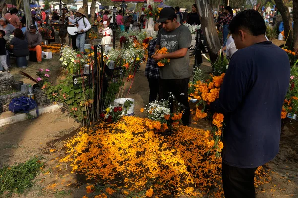 November 2023 Mexico City Mexico Relatives Decorate Graves Loved Ones — Stock Photo, Image