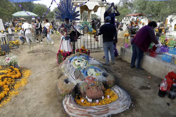 Ноября 2023 Года Мехико Мексика Родственники Украшают Могилы Своих Близких — стоковое фото