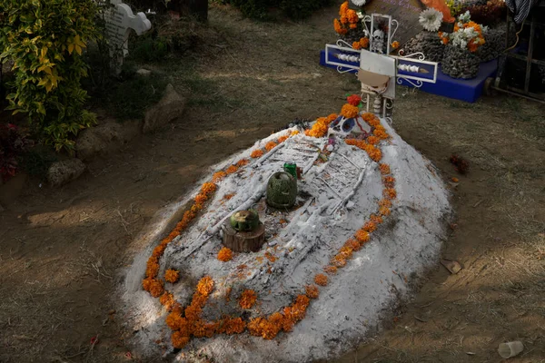 2023年11月2日 メキシコ メキシコシティ 子供と大人の墓は メキシコシティのミルパアルタ市長のオフィスのサンアントニオ テコミトールのパンテオンでの死者の休日の手配と贈り物で飾られています — ストック写真
