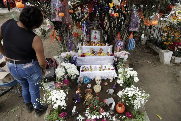 November 2023 Mexiko Stadt Mexiko Angehörige Schmücken Die Gräber Ihrer — Stockfoto