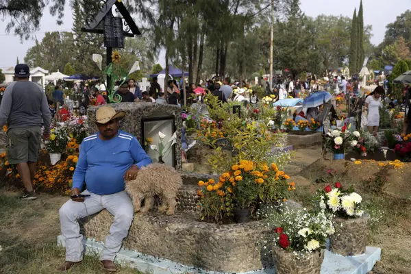 2023年11月2日 墨西哥城 在墨西哥城米尔帕阿尔塔市长办公室的圣安东尼奥特科米特尔万寿节期间 亲人用泥塑装饰他们所爱的人的坟墓 — 图库照片