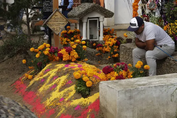 Novembre 2023 Mexico Mexique Des Parents Décorent Les Tombes Leurs — Photo