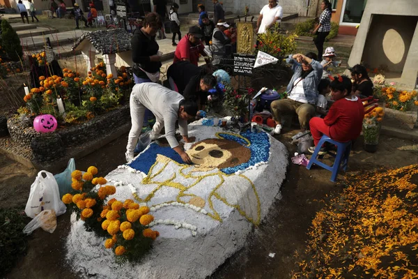 Listopadu 2023 Mexico City Mexiko Příbuzní Zdobí Hroby Svých Blízkých — Stock fotografie