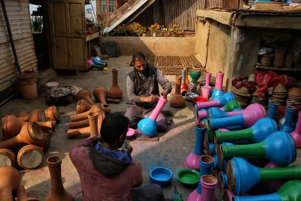 November 2023 Srinagar Kashmir India Kashmiri Muslim Potters Paint Earthen — Stock Photo, Image