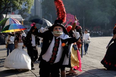 4 Kasım 2023, Mexico City, Mexico: Mexico City 'deki Cuauhtemoc Belediye Başkanlığı' nda Ölüm Günü kutlamalarının bir parçası olarak Reforma Bulvarı 'nda Ölüler Günü geçidi