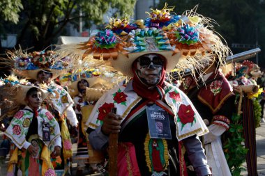 4 Kasım 2023, Mexico City, Mexico: Mexico City 'deki Cuauhtemoc Belediye Başkanlığı' nda Ölüm Günü kutlamalarının bir parçası olarak Reforma Bulvarı 'nda Ölüler Günü geçidi