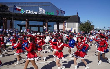 Arlington, Teksas, ABD: 3 Kasım 2023 tarihinde Arlington 'un eğlence bölgesinin sokaklarında ve Globe Life Field' ın önünde Teksas Rangers 2023 Dünya Şampiyonası 'nı kutlayan törenden görüntüler