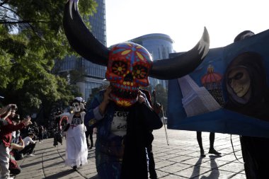 4 Kasım 2023, Mexico City, Mexico: Mexico City 'deki Cuauhtemoc Belediye Başkanlığı' nda Ölüm Günü kutlamalarının bir parçası olarak Reforma Bulvarı 'nda Ölüler Günü geçidi