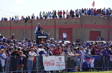 Arlington, Teksas, ABD: 3 Kasım 2023 tarihinde Arlington 'un eğlence bölgesinin sokaklarında ve Globe Life Field' ın önünde Teksas Rangers 2023 Dünya Şampiyonası 'nı kutlayan törenden görüntüler