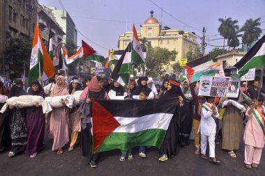 Müslüman kadınlar, 3 Kasım 2023 'te Kolkata' da İsrail 'in Gazze' ye düzenlediği saldırıyı protesto etmek amacıyla düzenlenen mitingde ölen çocukların ve Filistin bayrağının modelini elinde tutuyorlar.