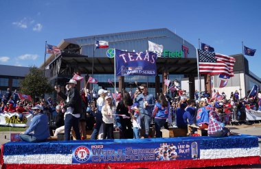 Arlington, Teksas, ABD: 3 Kasım 2023 tarihinde Arlington 'un eğlence bölgesinin sokaklarında ve Globe Life Field' ın önünde Teksas Rangers 2023 Dünya Şampiyonası 'nı kutlayan törenden görüntüler