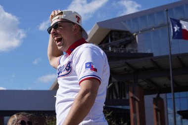 Arlington, Teksas, ABD: Teksas Rangers 'ın kalecisi Nathaniel Lowe, Arlington' un eğlence bölgesinde ve Globe Life Field 'ın önünde düzenlenen 2023 Dünya Şampiyonası törenine katıldı.