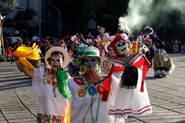 4 Kasım 2023, Mexico City, Mexico: Mexico City 'deki Cuauhtemoc Belediye Başkanlığı' nda Ölüm Günü kutlamalarının bir parçası olarak Reforma Bulvarı 'nda Ölüler Günü geçidi