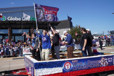 Arlington, Teksas, ABD: 3 Kasım 2023 tarihinde Arlington 'un eğlence bölgesinin sokaklarında ve Globe Life Field' ın önünde Teksas Rangers 2023 Dünya Şampiyonası 'nı kutlayan törenden görüntüler