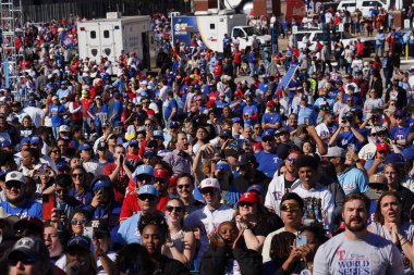 Arlington, Teksas, ABD: 3 Kasım 2023 tarihinde Arlington 'un eğlence bölgesinin sokaklarında ve Globe Life Field' ın önünde Teksas Rangers 2023 Dünya Şampiyonası 'nı kutlayan törenden görüntüler