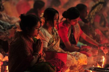 04 Kasım 2023 Sylhet-Bangladeş: Bangladeş 'in Sylhet kentindeki Loknath Tapınağı' ndaki Rakher Upobash festivalini izlemek için bir tapınağın zemininde birlikte oturuyorlar